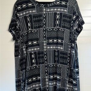 Chelsea & Theodore Black and White Graphic Short‎ Sleeve Knit Top